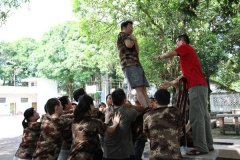 北京户外拓展训练从什么途径增强员工的团队意识